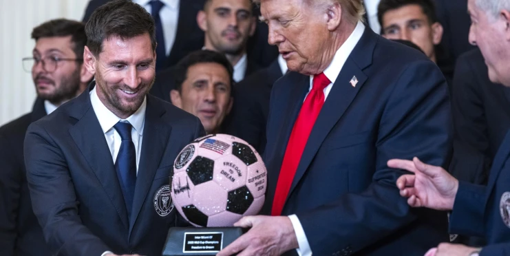 Bizarní scéna v Bílém domě: Trump chválil armádu za válku, pak se teprve věnoval Messimu