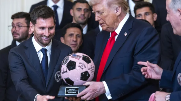 Bizarní scéna v Bílém domě: Trump chválil armádu za válku, pak se teprve věnoval Messimu