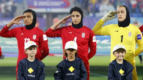 Nejdřív na protest mlčely, teď už íránskou hymnu zpívají. Fotbalistky byly označeny za zrádkyně