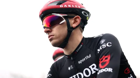 Cyklista narazil na Giru hlavou do týmového auta UAE a vysypal mu zadní sklo