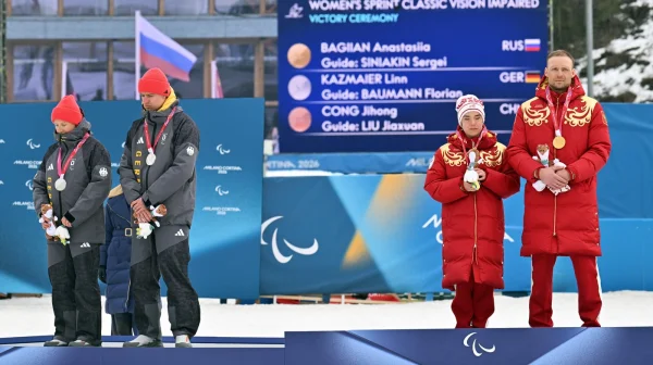 Čepice na hlavě, zády k vlajce. Němci protestovali na paralympiádě proti ruským symbolům