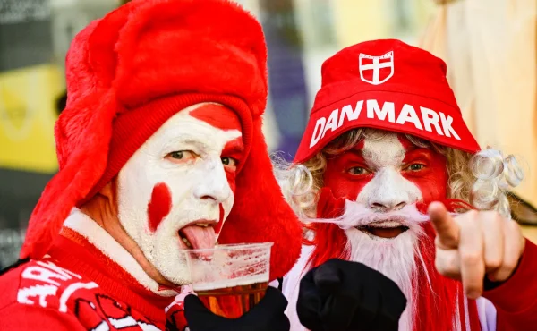 Vzal syna na reprezentační fotbal, dostal pivem po hlavě. Dán popisuje napadení na Letné