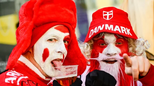 Vzal syna na reprezentační fotbal, dostal pivem po hlavě. Dán popisuje napadení na Letné