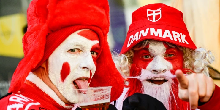 Vzal syna na reprezentační fotbal, dostal pivem po hlavě. Dán popisuje napadení na Letné