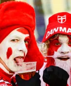 Vzal syna na reprezentační fotbal, dostal pivem po hlavě. Dán popisuje napadení na Letné