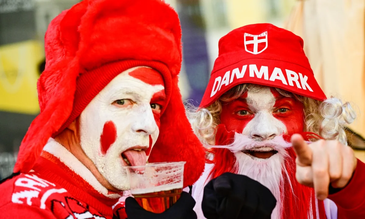 Vzal syna na reprezentační fotbal, dostal pivem po hlavě. Dán popisuje napadení na Letné