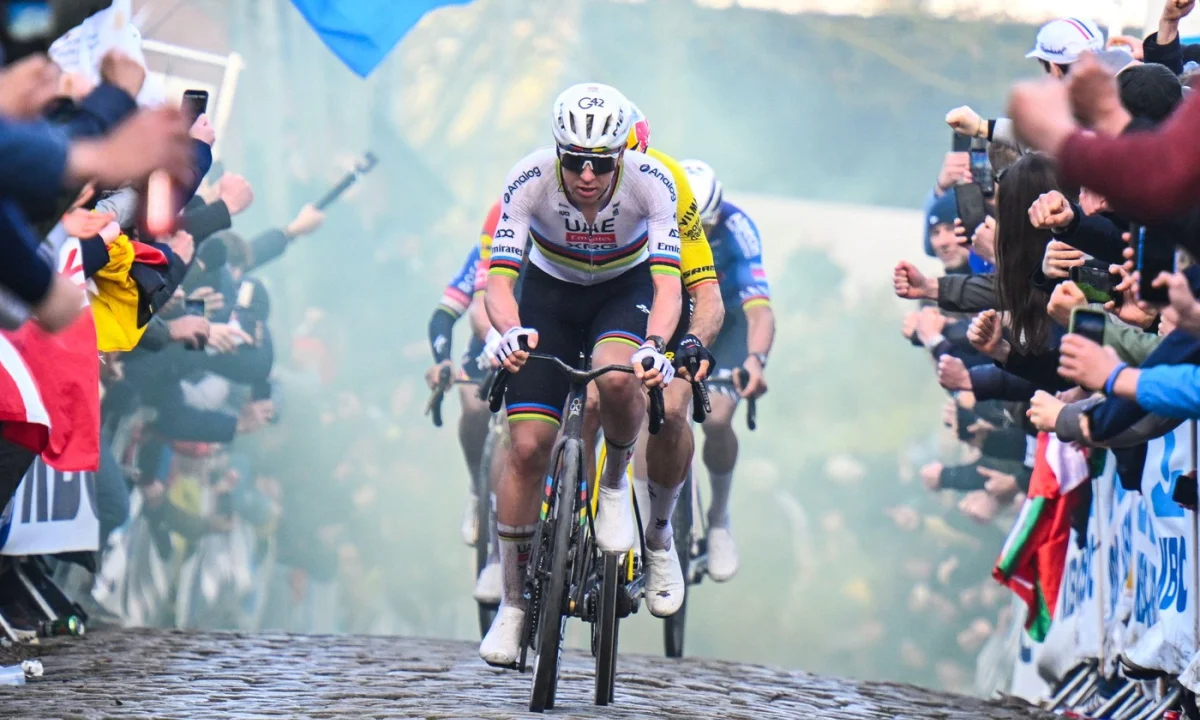 Pogačar platí po Flandrech pokutu. Ale ne za ignorování červené na železničním přejezdu