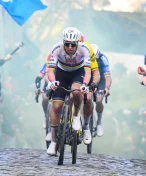 Pogačar platí po Flandrech pokutu. Ale ne za ignorování červené na železničním přejezdu