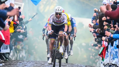 Pogačar platí po Flandrech pokutu. Ale ne za ignorování červené na železničním přejezdu