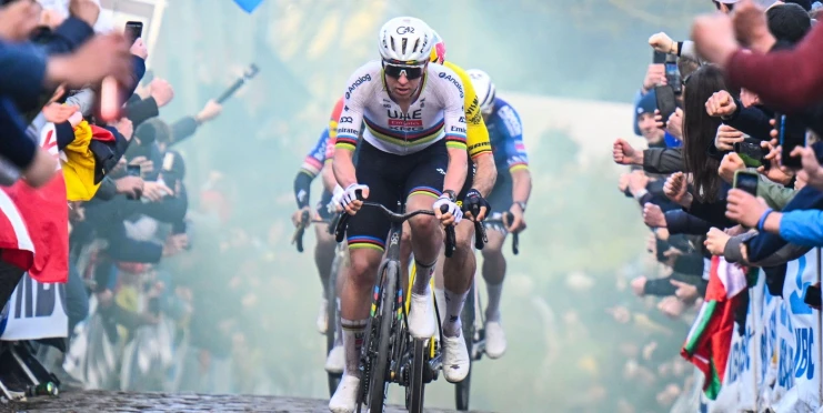 Pogačar platí po Flandrech pokutu. Ale ne za ignorování červené na železničním přejezdu