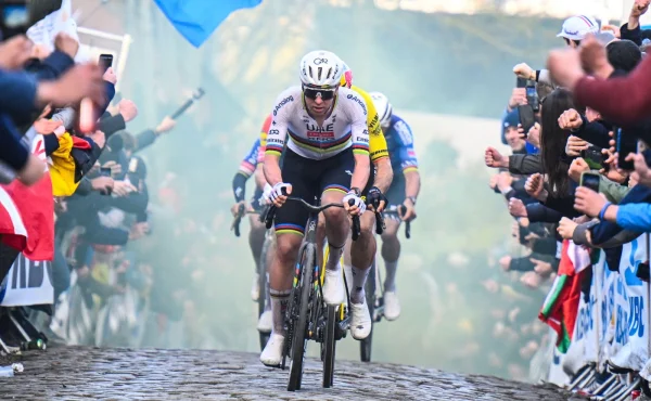 Pogačar platí po Flandrech pokutu. Ale ne za ignorování červené na železničním přejezdu