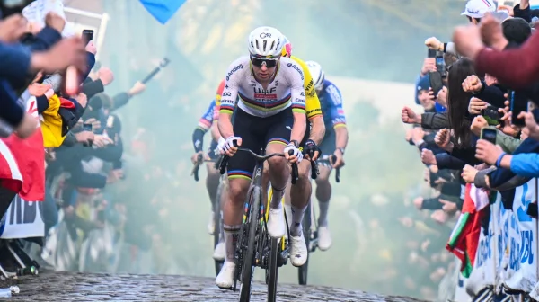 Pogačar platí po Flandrech pokutu. Ale ne za ignorování červené na železničním přejezdu