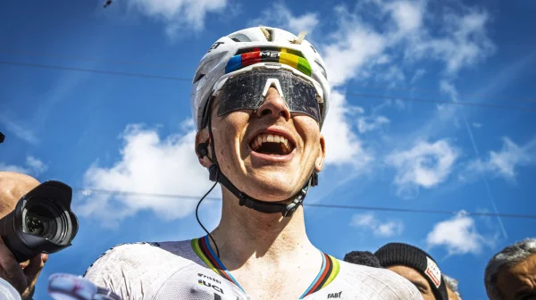 Snad jedině shodit z kola? Cyklisté přiznávají frustraci kvůli dominanci Tadeje Pogačara