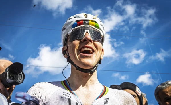 Snad jedině shodit z kola? Cyklisté přiznávají frustraci kvůli dominanci Tadeje Pogačara