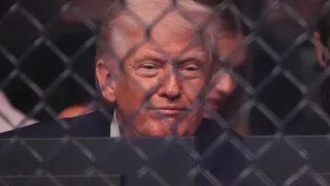 Místo diplomacie zamířil prezident Trump na UFC. V USA se mluví o jeho selhání