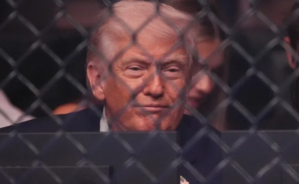 Místo diplomacie zamířil prezident Trump na UFC. V USA se mluví o jeho selhání