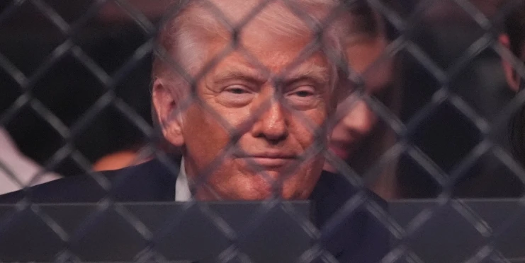 Místo diplomacie zamířil prezident Trump na UFC. V USA se mluví o jeho selhání