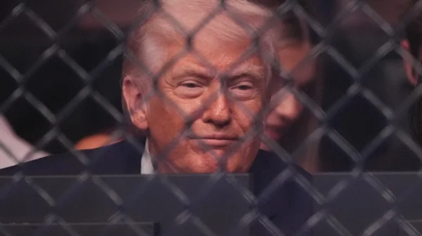 Místo diplomacie zamířil prezident Trump na UFC. V USA se mluví o jeho selhání