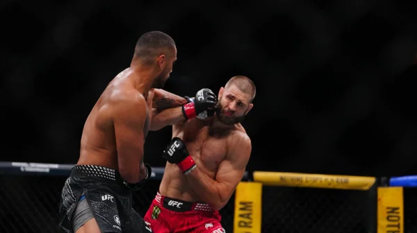 Teď se vrátí do lesa a vybije si to na stromech, vysmívá se bojovník UFC Procházkovi