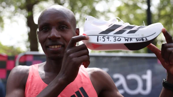 Historický rekord, nebo další éra pochybností? Sawe čelí otázkám o dopingu i 'zázračných botách'