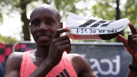 Historický rekord, nebo další éra pochybností? Sawe čelí otázkám o dopingu i 'zázračných botách'