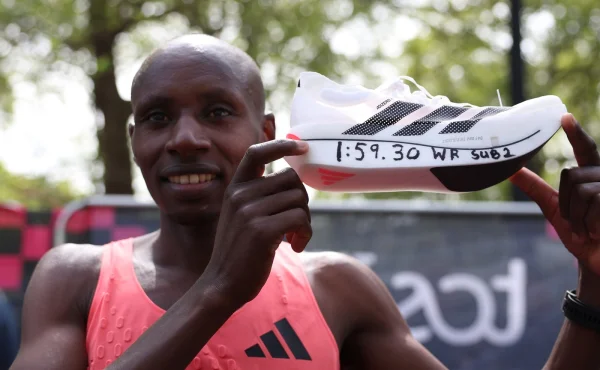 Historický rekord, nebo další éra pochybností? Sawe čelí otázkám o dopingu i 'zázračných botách'