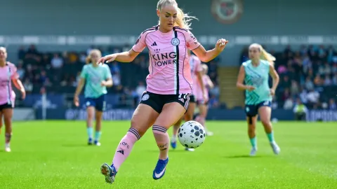 Její klub sestoupil, i tak ji oslavují. Jsi anděl, vzkazují krásné fotbalistce po sérii fotek v bikinách