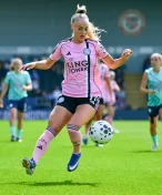 Její klub sestoupil, i tak ji oslavují. Jsi anděl, vzkazují krásné fotbalistce po sérii fotek v bikinách