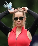 Golfistka Paige Spiranac je prý konečně dokonalá. Stačilo se ukázat bez podprsenky