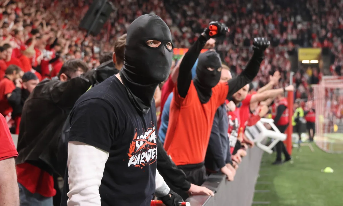 Premiér Babiš chodí pozdě, Slávisté zase brzy. Tak nějak to nevyšlo, no..., brání se teď Tribuna Sever