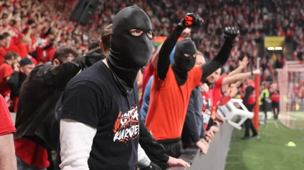 Premiér Babiš chodí pozdě, Slávisté zase brzy. Tak nějak to nevyšlo, no..., brání se teď Tribuna Sever