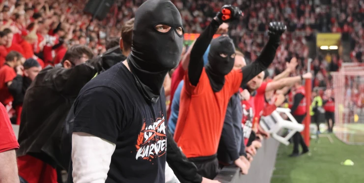 Premiér Babiš chodí pozdě, Slávisté zase brzy. Tak nějak to nevyšlo, no..., brání se teď Tribuna Sever