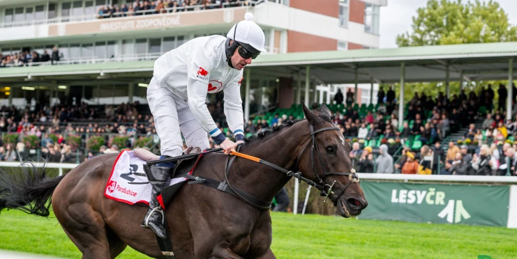 Křišťálový pohár města Pardubic patří žokeji Janu Faltejskovi a jeho Doramovi