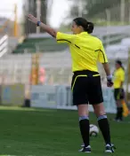 Údery pěstí napadl ženskou rozhodčí. Fotbalistu zatkli přímo na hřišti