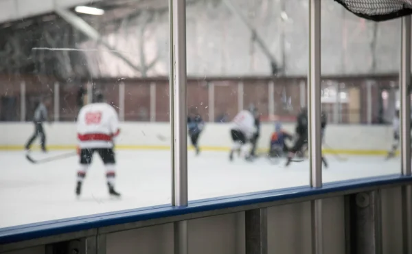 Absurdní důvod ukončení zápasu: Organizátoři nestihli o pár minut vyměnit plexisklo