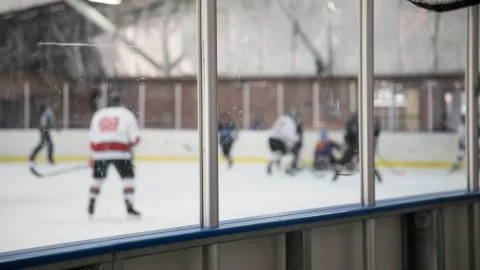 Absurdní důvod ukončení zápasu: Organizátoři nestihli o pár minut vyměnit plexisklo