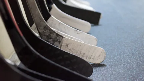 Kde jsou naše hokejky?! Lulea musela před zápasem dokoupit hráčům náčiní