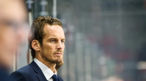 Švýcarští hokejisté přišli o trenéra. Kouč se přiznal k podvodu s očkovacím certifikátem