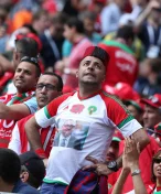 Po fotbalistovi hodili nůž, soupeři se pak snažili nebezpečný předmět schovat