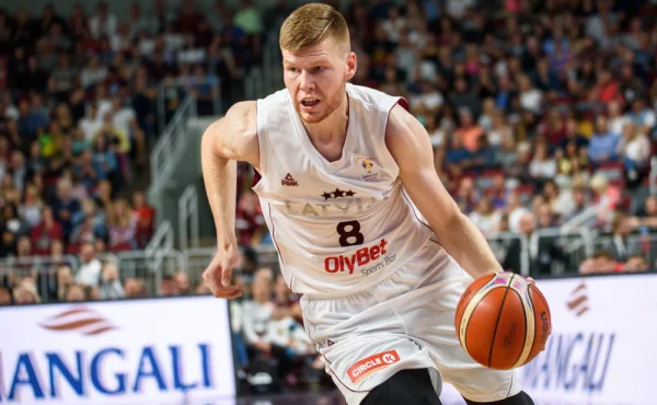 Lotyšský basketbalista odmítl nastoupit proti Rusům. Ti ho obviňují z nenávisti