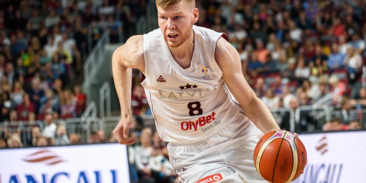 Lotyšský basketbalista odmítl nastoupit proti Rusům. Ti ho obviňují z nenávisti