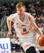 Lotyšský basketbalista odmítl nastoupit proti Rusům. Ti ho obviňují z nenávisti