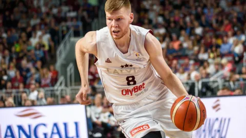 Lotyšský basketbalista odmítl nastoupit proti Rusům. Ti ho obviňují z nenávisti