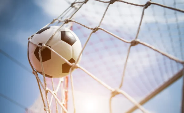 Dejte mu Puskásovu cenu! V Anglii padl vlastní gól vstřelený pozadím