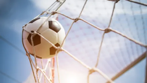 Dejte mu Puskásovu cenu! V Anglii padl vlastní gól vstřelený pozadím