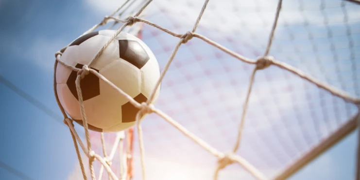 Dejte mu Puskásovu cenu! V Anglii padl vlastní gól vstřelený pozadím