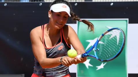 Fotka pistole a u ní jména rodičů. Tenistka dostala před zápasem výhrůžku