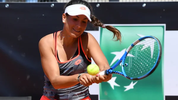 Fotka pistole a u ní jména rodičů. Tenistka dostala před zápasem výhrůžku