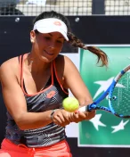 Fotka pistole a u ní jména rodičů. Tenistka dostala před zápasem výhrůžku