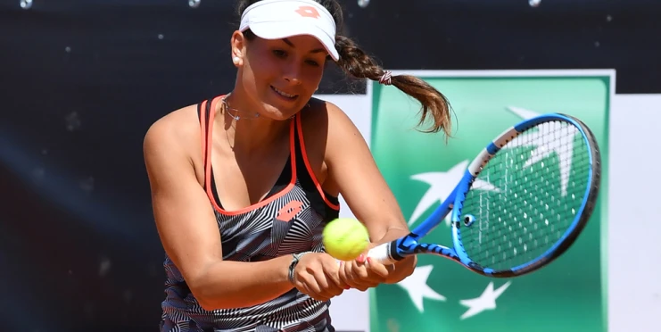 Fotka pistole a u ní jména rodičů. Tenistka dostala před zápasem výhrůžku